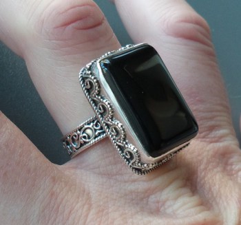 Zilveren ring rechthoekige zwarte Onyx in bewerkte setting 19 mm